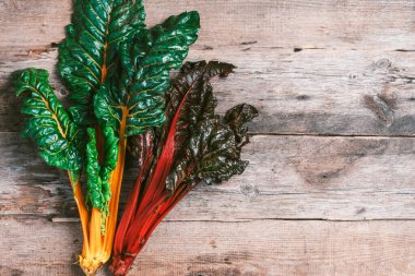 Ahşap arka planda çok renkli İsviçre pazarı. Üst Manzara. Uzayı kopyala Sıfır atık, organik sebzeler. Vejetaryen ve vejetaryen diyet yemekleri.