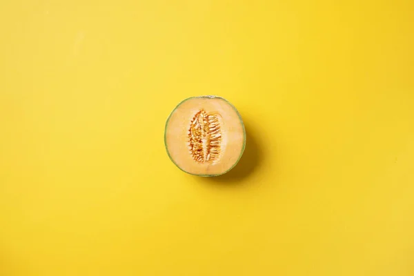 Layout creativo fatto di melone su sfondo giallo. Vista dall'alto. Ricevuto. Piatto. Concetto di cibo. Frutta esotica melone melone — Foto Stock