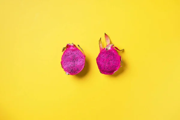 Roze pitahaya of drakenfruit op gele achtergrond. Bovenaanzicht. Begrepen, ruimte. Creatief design banner. Zomertijd. Tropisch reizen, exotisch fruit. Veganistisch en vegetarisch concept — Stockfoto