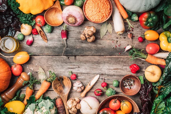 Comida orgânica. Colheita de legumes frescos no fundo de madeira. Vista superior. Espaço para cópia. Conceito de dieta ou comida vegetariana. Sortimento de churd, abóbora, cenoura, pimenta, repolho, alho, tomates . — Fotografia de Stock