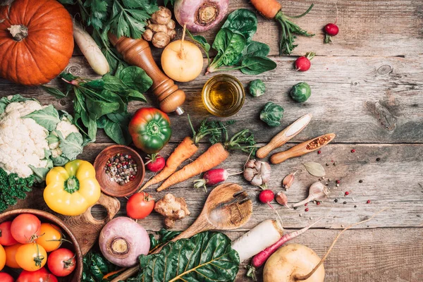 Comida orgânica. Colheita de legumes frescos no fundo de madeira. Vista superior. Espaço para cópia. Conceito de dieta ou comida vegetariana. Sortimento de churd, abóbora, cenoura, pimenta, repolho, alho, tomates . — Fotografia de Stock