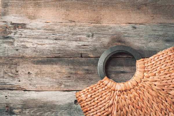 Donna borsa di paglia su sfondo di legno. Vista dall'alto. Ricevuto. Concetto di viaggio estivo. Stile di vita sostenibile. Zero rifiuti, concetto di plastica libera . — Foto Stock