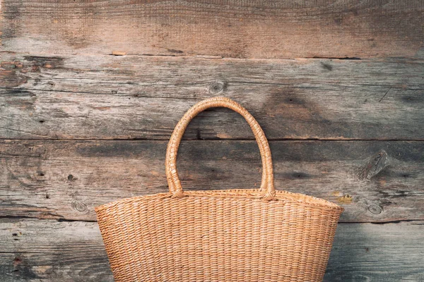 Dámská sláma taška na dřevěném pozadí. Horní pohled. Rozumím. Koncept letního cestování. Udržitelný životní styl. Nulový odpad, bezplastový koncept. — Stock fotografie