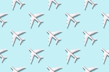 Yaz döngüsü. Mavi arka planda beyaz uçakların yaratıcı afişi. Seyahat, tatil konsepti. Seyahat, tatil yasağı. Uçuşlar iptal edildi ve tekrar devam edildi. Üst Manzara. Düz yatıyordu. Asgari biçim tasarımı