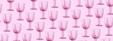 Pembe arka planda şampanya bardağı deseni ve metin için fotokopi alanı. Üst Manzara. Tatil ve kutlama konsepti. Paketleme tasarımı. Yaratıcı tasarım, minimal düz konsept.