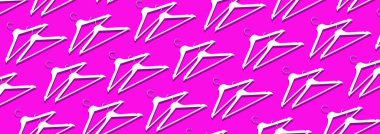 Beyaz elbise askılarının üst görüntüsü pembe arka planda ve fotokopi alanı var. Düz yatıyordu. Minimalizm tarzı ve azalma. Yaratıcı düzen. Moda, mağaza satışı, alışveriş konsepti. Kadınsı blog için afiş.