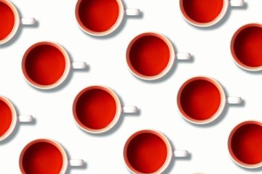 Beyaz arka planda çay fincanları deseni. Üst Manzara. Uzayı kopyala Paketleme için yaratıcı tasarım. Sonbahar ya da kış mevsimi konsepti.