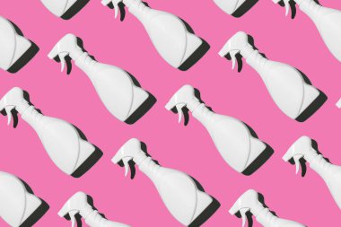 Beyaz plastik temizlik ürünü, ev kimyasalları ya da pembe arka planda sıvı çamaşır deterjanı. Paketleme için yaratıcı tasarım. Üst Manzara. Düz yatıyordu. Uzayı kopyala Deterjan şişesi.