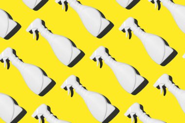 Beyaz plastik temizlik ürünü şişesi, ev kimyasalları ya da sarı arka planda sıvı çamaşır deterjanı. Paketleme için yaratıcı tasarım. Üst Manzara. Düz yatıyordu. Uzayı kopyala Deterjan şişesi.