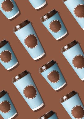 Kahverengi arka plandaki çay ya da kahve fincanını kaldır. Üst Manzara. Uzayı kopyala Paketleme için yaratıcı tasarım. Yemeği götür. Minimum bileşim, tasarım için tasarım. Kahve konsepti