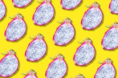 Beyaz pitahaya ya da sarı arka planda ejderha meyvesi deseni. Üst Manzara. Uzayı kopyala Yaratıcı tasarım afişi. Yaz zamanı. Tropik seyahat, egzotik meyve. Vejetaryen ve vejetaryen kavramı