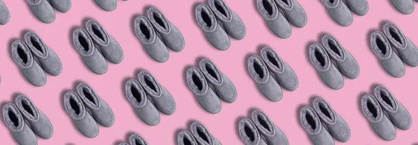 Modello di ugg boots grigio su sfondo rosa. Design creativo per il packaging. Concetto invernale. Natale e Capodanno . — Foto Stock