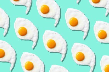 Mavi arka planda sahanda yumurta ya da çırpılmış yumurta deseni. Yaratıcı gıda konsepti. Üst Manzara. Kavramsal trend. Pankart. Keto diyeti. Sağlıklı yiyecek izi. Paketleme için yaratıcı tasarım.