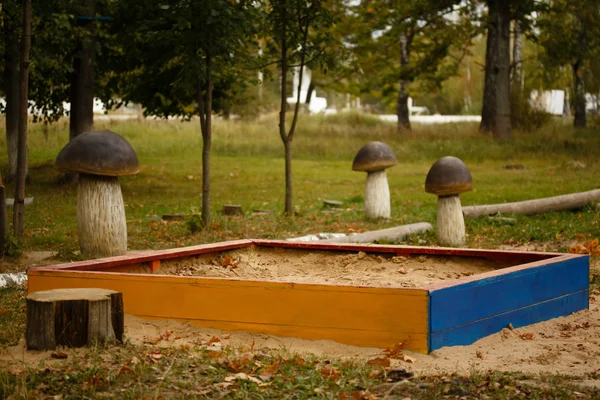 Gyermekek a homokozóban az őszi parkban — Stock Fotó