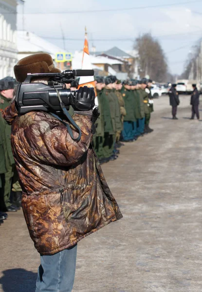 Videographer με μια φωτογραφική μηχανή ταινία μπροστά από το σχηματισμό του στρατιώτη — Φωτογραφία Αρχείου