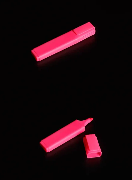 Marcadores vermelhos abertos e próximos no preto — Fotografia de Stock