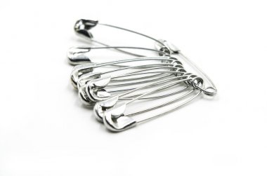 Beyaz arka plan üzerinde metal pin