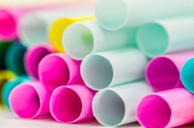 beyaz zemin üzerine payet yudumlarken