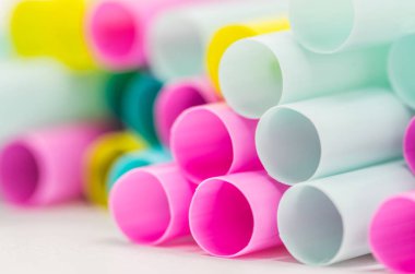 beyaz zemin üzerine payet yudumlarken