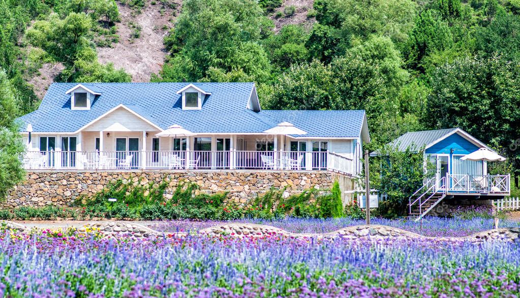 Summer houses in a beautiful mountain landscape — Stock Photo