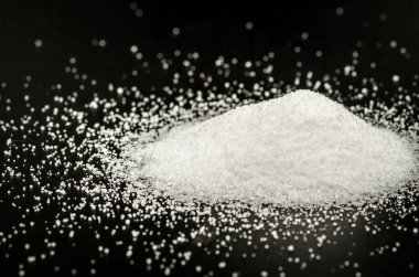 siyah üzerine tuz dağılım yığını