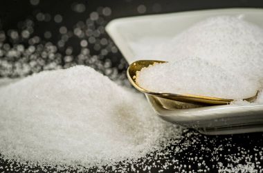 siyah bir dikdörtgen plaka bir kaşık ile tuz