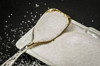 siyah bir dikdörtgen plaka bir kaşık ile tuz