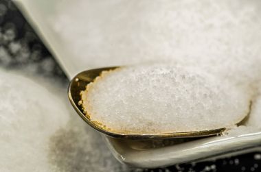 siyah bir dikdörtgen plaka bir kaşık ile tuz