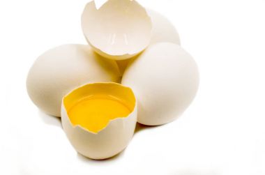 siyah arka plan üzerine taze yumurta