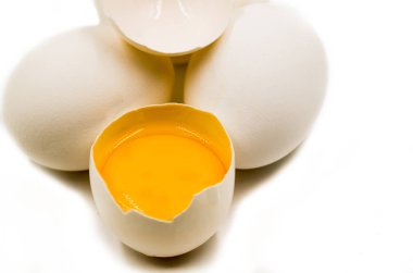 siyah arka plan üzerine taze yumurta