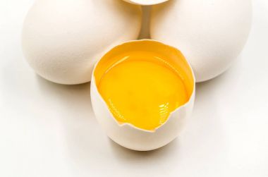 siyah arka plan üzerine taze yumurta