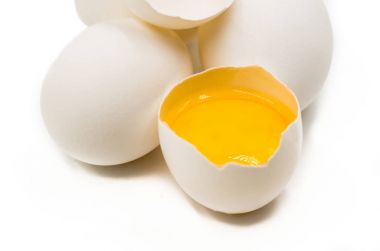 siyah arka plan üzerine taze yumurta