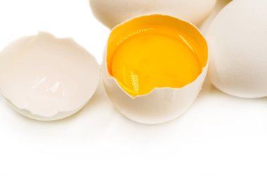 siyah arka plan üzerine taze yumurta