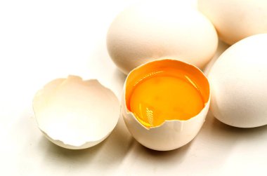 siyah arka plan üzerine taze yumurta