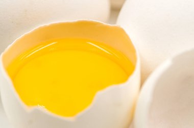 siyah arka plan üzerine taze yumurta