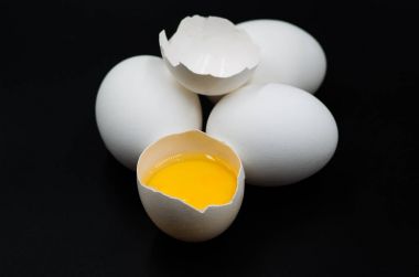 siyah arka plan üzerine taze yumurta