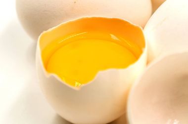 siyah arka plan üzerine taze yumurta