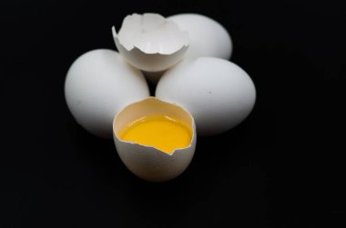 siyah arka plan üzerine taze yumurta