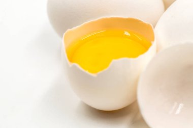 Beyaz arka plan üzerinde taze yumurta