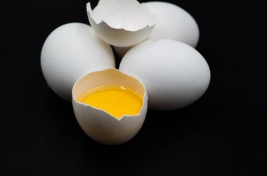 siyah arka plan üzerine taze yumurta