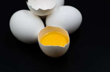 siyah arka plan üzerine taze yumurta