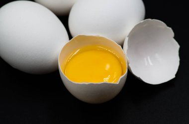 siyah arka plan üzerine taze yumurta