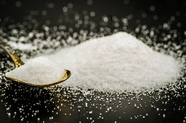 siyah üzerine tuz dağılım yığını