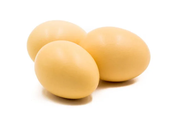Telur coklat segar di atas putih — Stok Foto