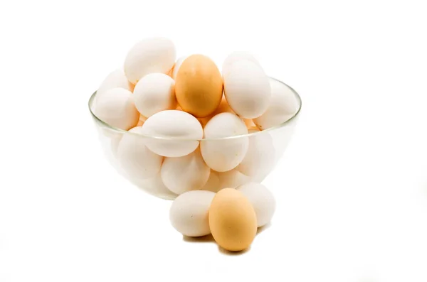 Telur putih dalam mangkuk kristal pada latar belakang putih — Stok Foto