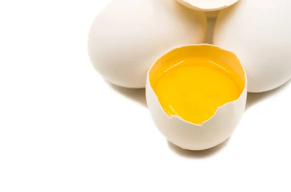 Telur segar di latar belakang hitam — Stok Foto