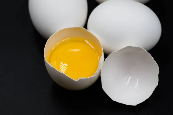Telur segar di latar belakang hitam — Stok Foto