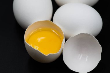 siyah arka plan üzerine taze yumurta