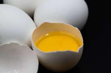 siyah arka plan üzerine taze yumurta