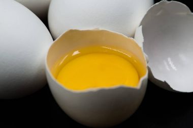 siyah arka plan üzerine taze yumurta